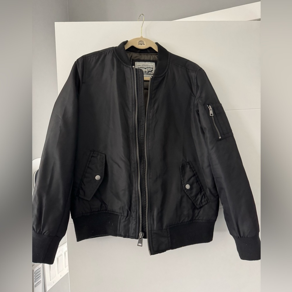 Levi’s black bomber jacket (medium)